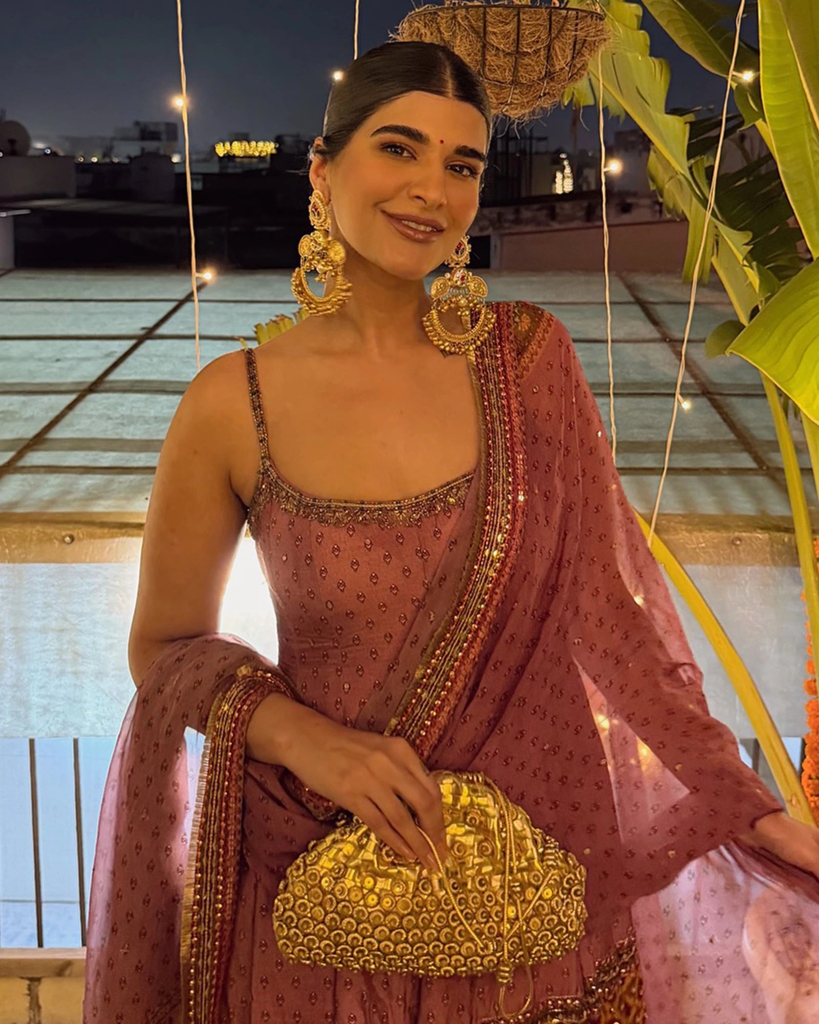 Auryn Sling Bag In Light Gold