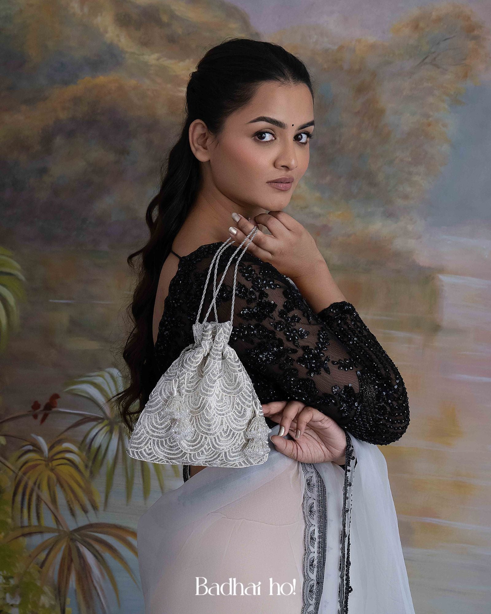 Grand Palais Pearl Potli