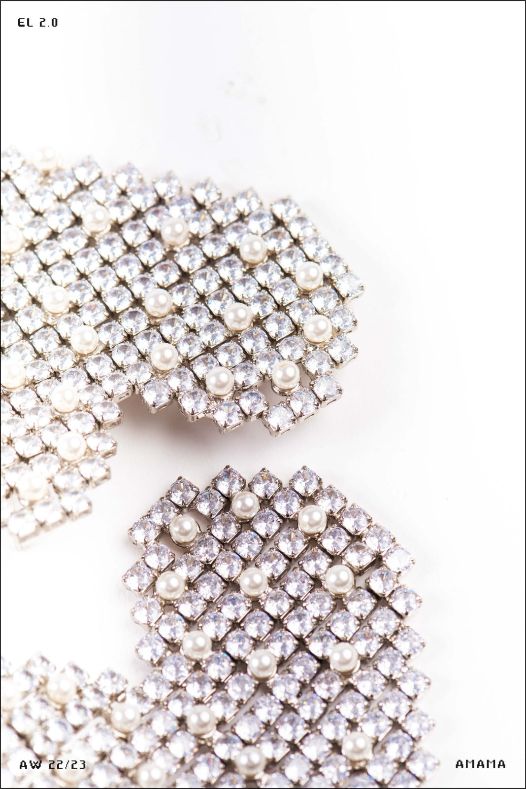 Amama,Cattleheart Earrings in Sparkling White